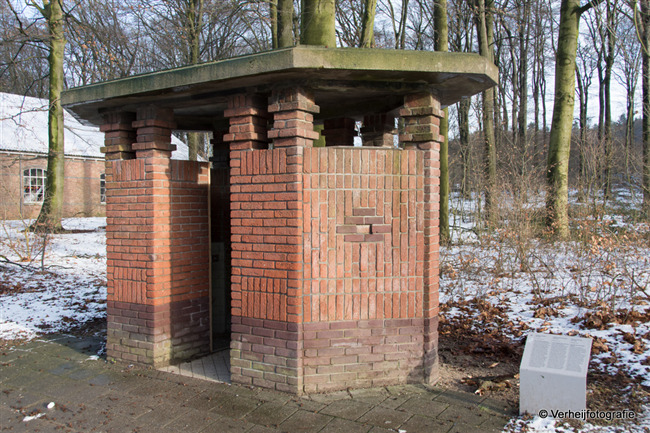 Het urinoir, in 2002 verhuisd van Deventer naar Arnhem 
              <br/>
              Annemarieke Verheij, 15 januari 2017